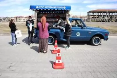 Ürgüp Belediyesinden klasik araçla 'gezici kütüphane' hizmeti Ürgüp Belediyesinden klasik araçla 'gezici kütüphane' hizmeti