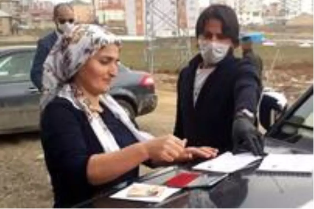 Yüksekova'da bin TL'lik yardımlar hak sahiplerine ulaştırılıyor