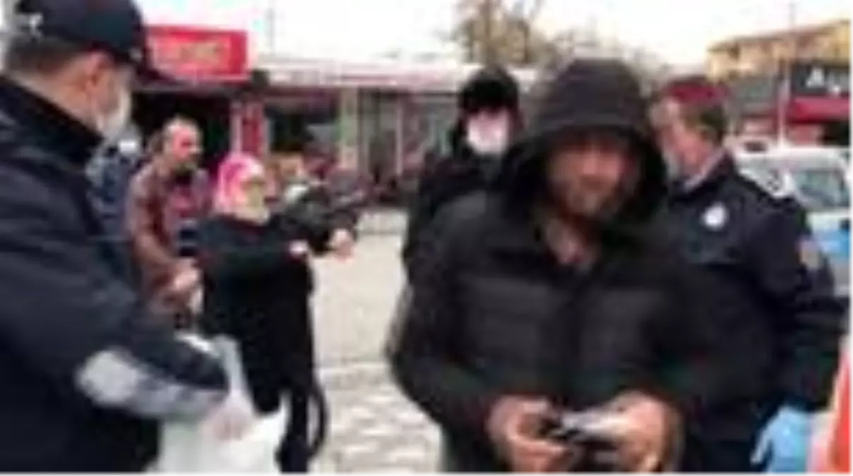 Akhisar Belediyesi, pazaryerinde 5 bin maske dağıttı