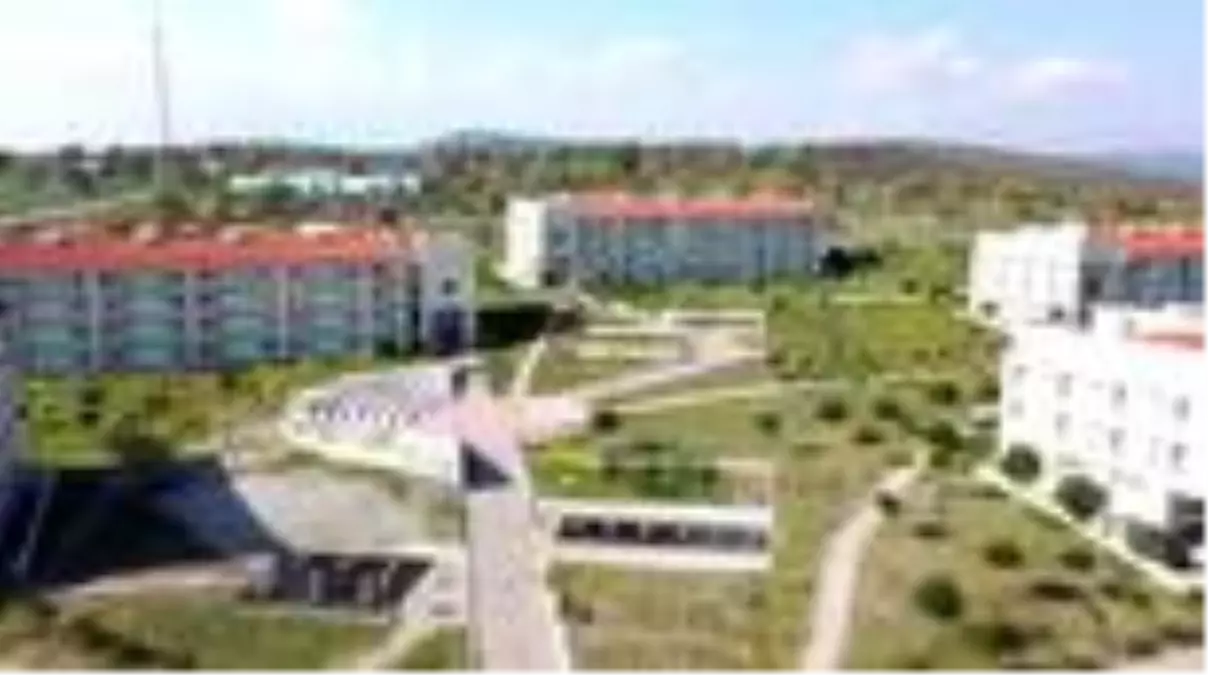 Bakan Kasapoğlu'ndan karantinadaki vatandaşlara karanfil ve kitap