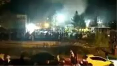 Batman Cezaevi'nin önünde toplanan kalabalıkla güvenlik güçleri arasında gerginlik yaşandı Batman Cezaevi'nin önünde toplanan kalabalıkla güvenlik güçleri arasında gerginlik yaşandı