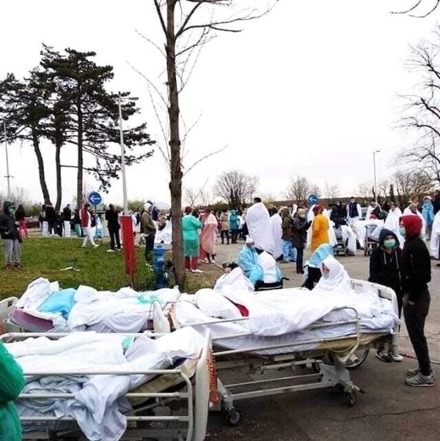 İtalya'da koronavirüs hastaları sokaklarda, cenazeler koridorlarda yatıyor İtalya'da koronavirüs hastaları sokaklarda, cenazeler koridorlarda yatıyor