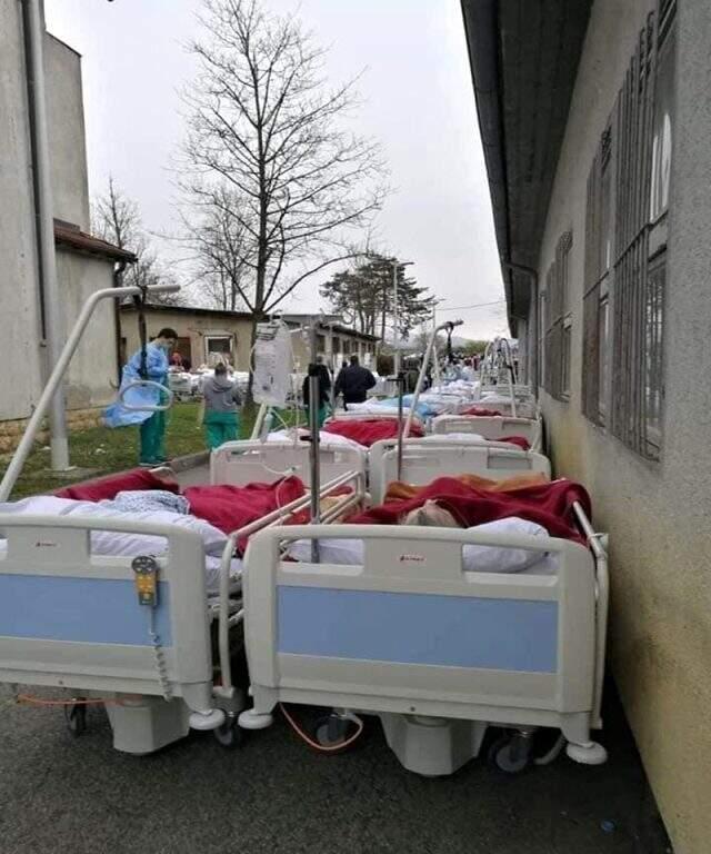 İtalya'da koronavirüs hastaları sokaklarda, cenazeler koridorlarda yatıyor İtalya'da koronavirüs hastaları sokaklarda, cenazeler koridorlarda yatıyor
