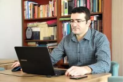 Kayseri'de matematik öğretmeni, öğrencilerine online ulaşıyor