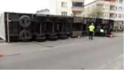 Sebze ve meyve yüklü tır devrildi: 1 yaralı