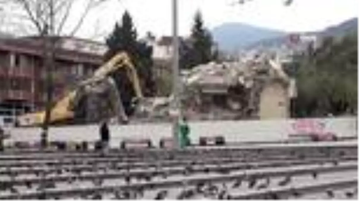 Yıkımı insanlar yerine güvercinler izledi