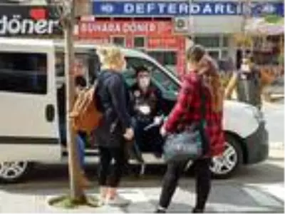14 yaşındaki kızıyla sokağa çıkan anneden polise tuhaf tepki: Gezeceğim 14 yaşındaki kızıyla sokağa çıkan anneden polise tuhaf tepki: Gezeceğim