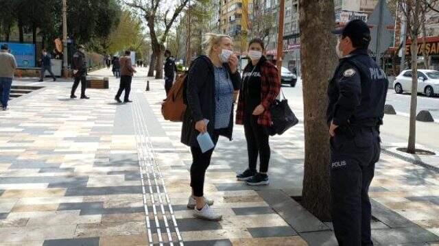 14 yaşındaki kızıyla sokağa çıkan anneden polise: Gezeceğim 14 yaşındaki kızıyla sokağa çıkan anneden polise: Gezeceğim