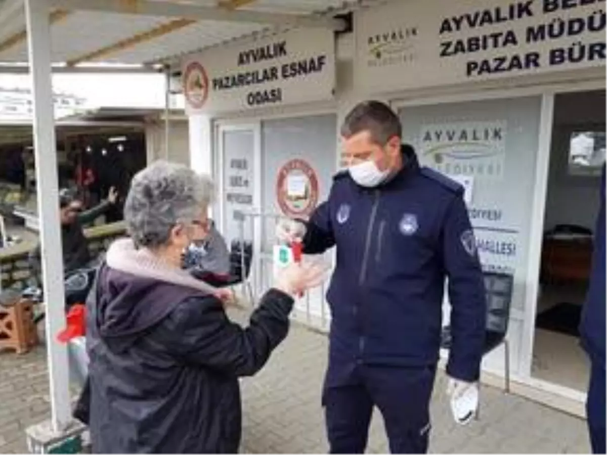 Ayvalık'taki semt pazarında vatandaşlara maske dağıtıldı