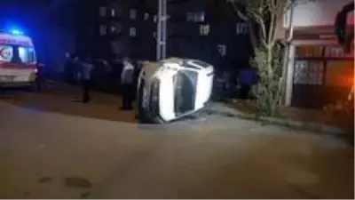 Başakşehir'de hafif ticari araç ile çarpışan otomobil takla attı: 3 yaralı Başakşehir'de hafif ticari araç ile çarpışan otomobil takla attı: 3 yaralı