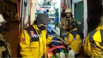 Başakşehir'de hafif ticari araç ile çarpışan otomobil takla attı: 3 yaralı Başakşehir'de hafif ticari araç ile çarpışan otomobil takla attı: 3 yaralı
