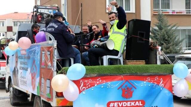 Belediye'nin seyyar konseri, karantinadaki vatandaşlara keyifli anlar yaşattı Belediye'nin seyyar konseri, karantinadaki vatandaşlara keyifli anlar yaşattı