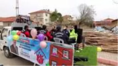 Belediye'nin seyyar konseri, karantinadaki vatandaşlara keyifli anlar yaşattı Belediye'nin seyyar konseri, karantinadaki vatandaşlara keyifli anlar yaşattı