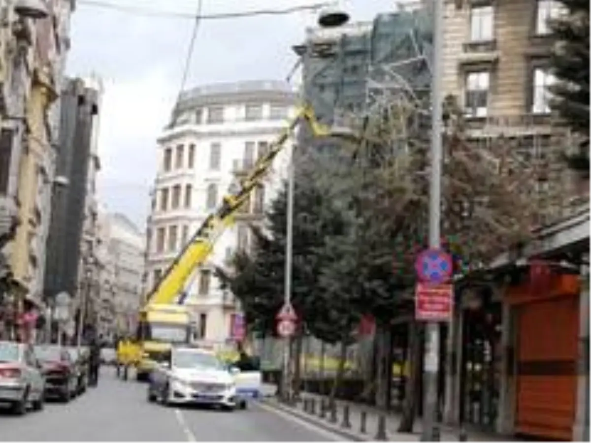 Beyoğlu'nda fırtına nedeniyle uçan iskele vatandaşları korkuttu