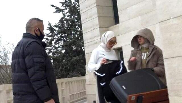 Cami avlusunda kıyafet çekimi yapan kız kardeşlere polis ekipleri müdahale etti