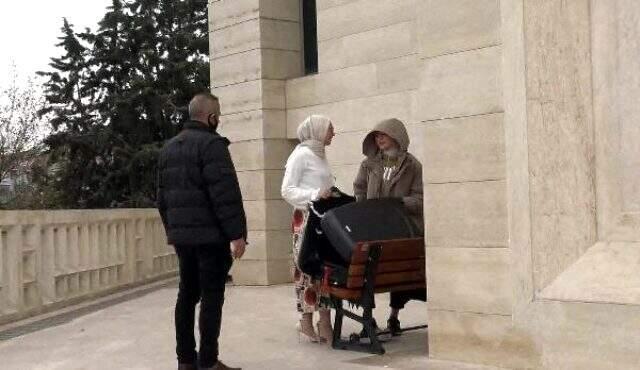 Cami avlusunda kıyafet çekimi yapan kız kardeşlere polis ekipleri müdahale etti
