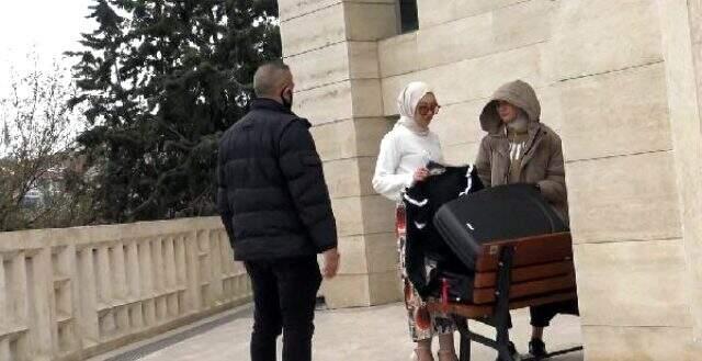 Cami avlusunda kıyafet çekimi yapan kız kardeşlere polis ekipleri müdahale etti