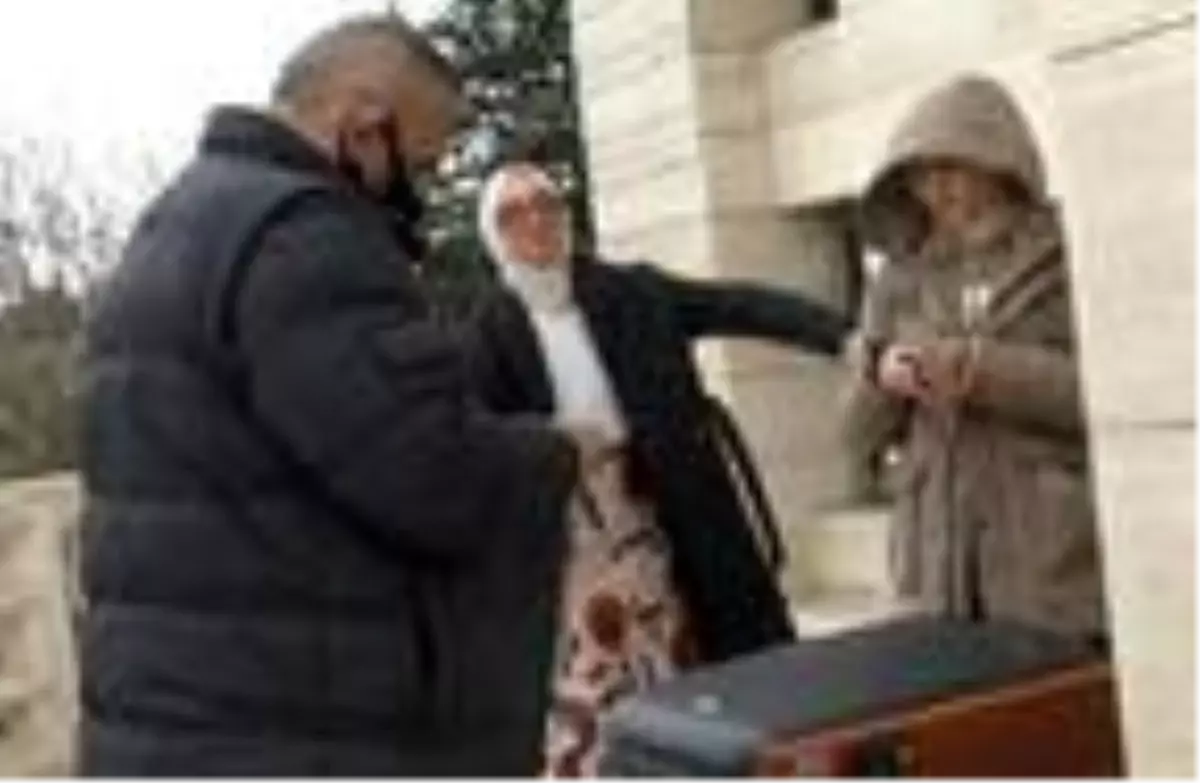 Cami avlusunda kıyafet çekimi yapan kız kardeşlere polis ekipleri müdahale etti
