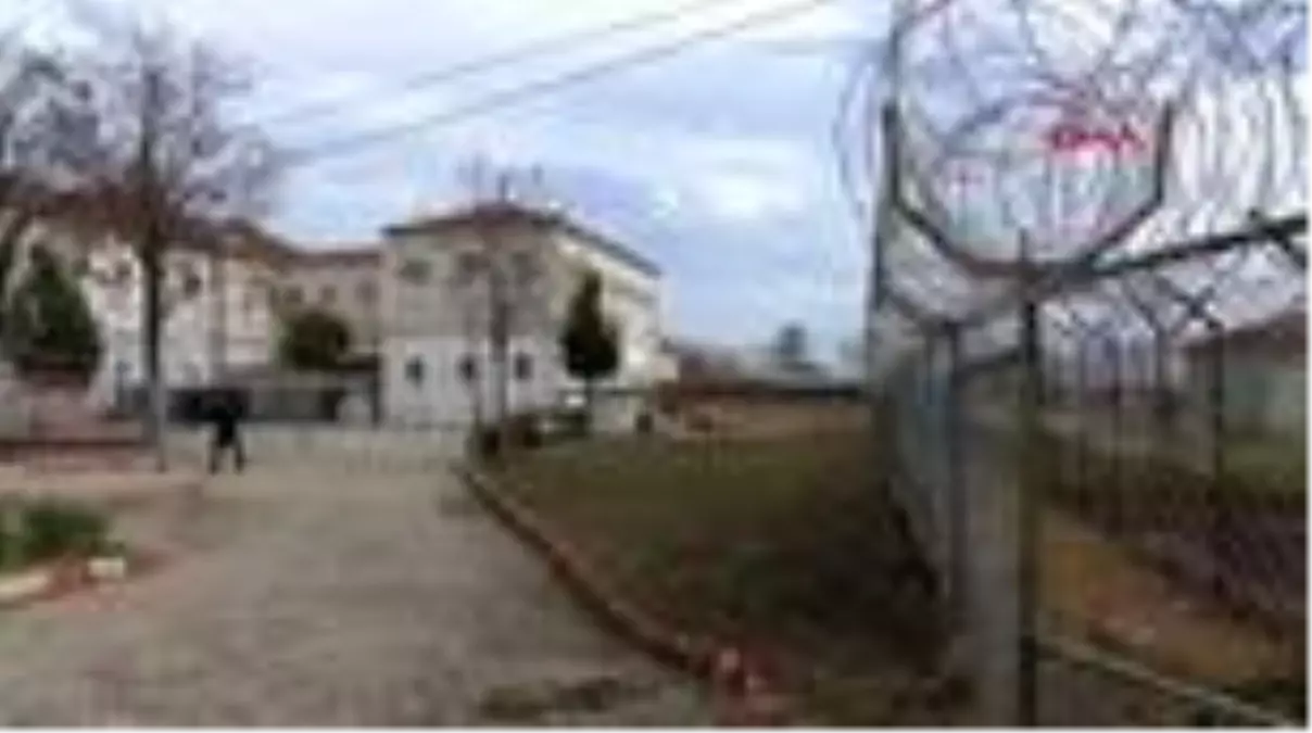 Edirne'de cezaevi personeli dışarı çıkamayınca, görev başında nikah kıydı