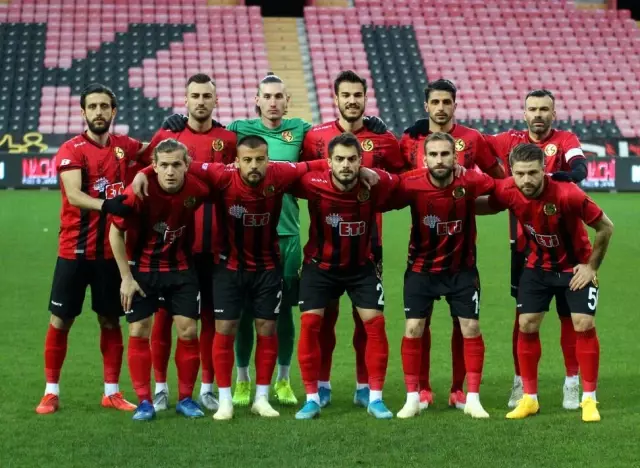Eskişehirspor'a -6 ve 2 dönem transfer yasağı geliyor Eskişehirspor'a -6 ve 2 dönem transfer yasağı geliyor