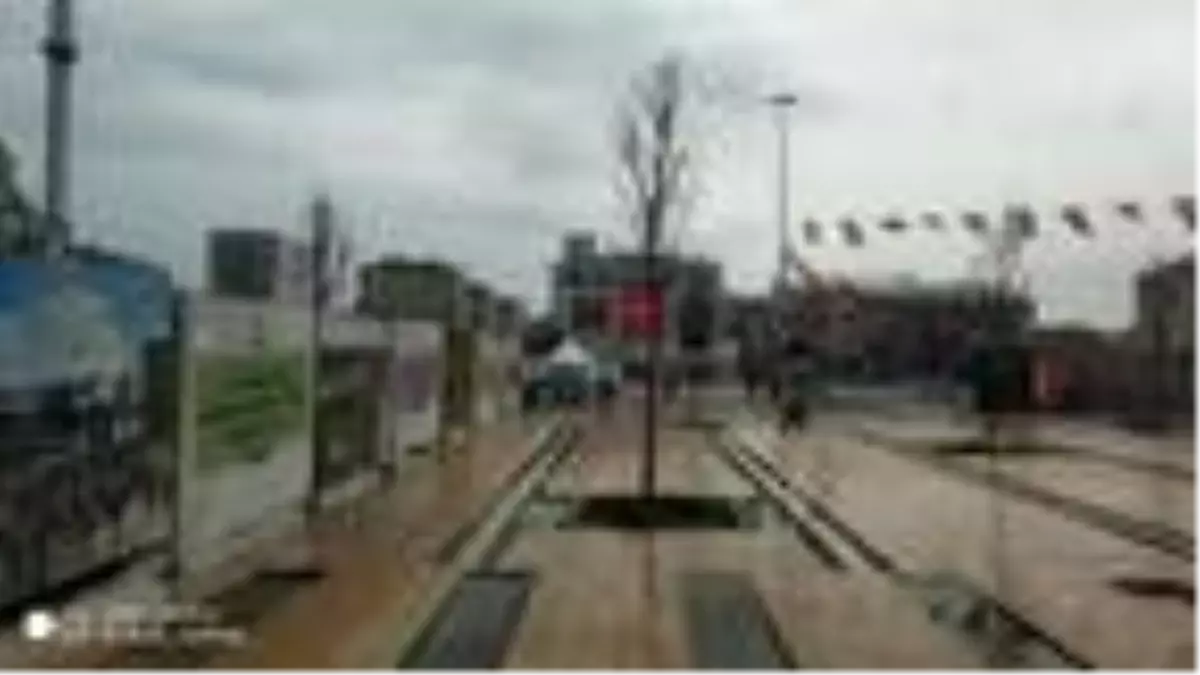 'Evde kal' çağrısıyla Bağcılar meydanları boş kaldı