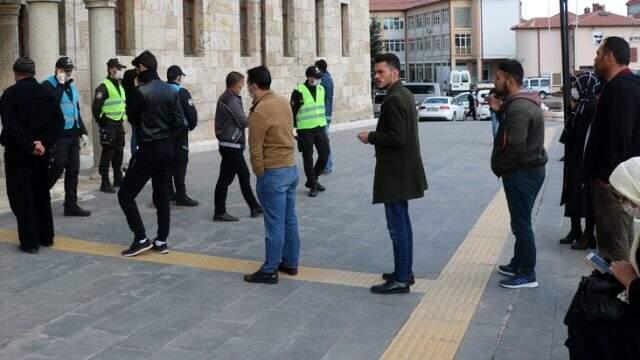 İzin kuyruğunu yardım kuyruğu sanıp kalabalığa dahil oldular İzin kuyruğunu yardım kuyruğu sanıp kalabalığa dahil oldular