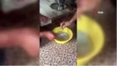 Korona virüse karşı emekli maaşını kaynar suda yıkadı