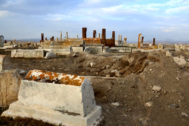 Koronavirüsle mücadeleyi fırsata çeviren define avcıları Türk-İslam mezarlığını tahrip etti