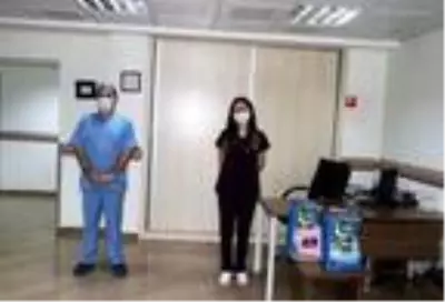 Koronavirüsü yenip izinli olmalarına rağmen göreve dönen 2 hemşire, alkışlarla karşılandı Koronavirüsü yenip izinli olmalarına rağmen göreve dönen 2 hemşire, alkışlarla karşılandı