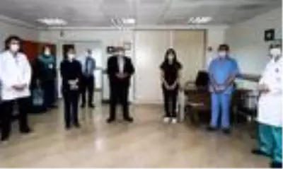 Koronavirüsü yenip izinli olmalarına rağmen göreve dönen 2 hemşire, alkışlarla karşılandı Koronavirüsü yenip izinli olmalarına rağmen göreve dönen 2 hemşire, alkışlarla karşılandı