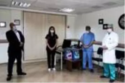 Koronavirüsü yenip izinli olmalarına rağmen göreve dönen 2 hemşire, alkışlarla karşılandı Koronavirüsü yenip izinli olmalarına rağmen göreve dönen 2 hemşire, alkışlarla karşılandı