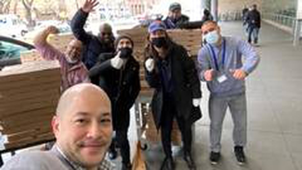 New York'un Türk pizzacısı Hakkı Akdeniz, evsizlere ve Türk öğrencilere pizza ve maske dağıttı
