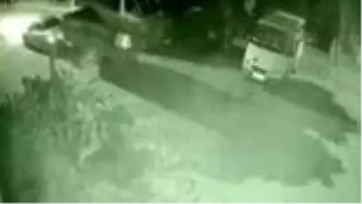 Otomobille römork hırsızlığı güvenlik kamerasında