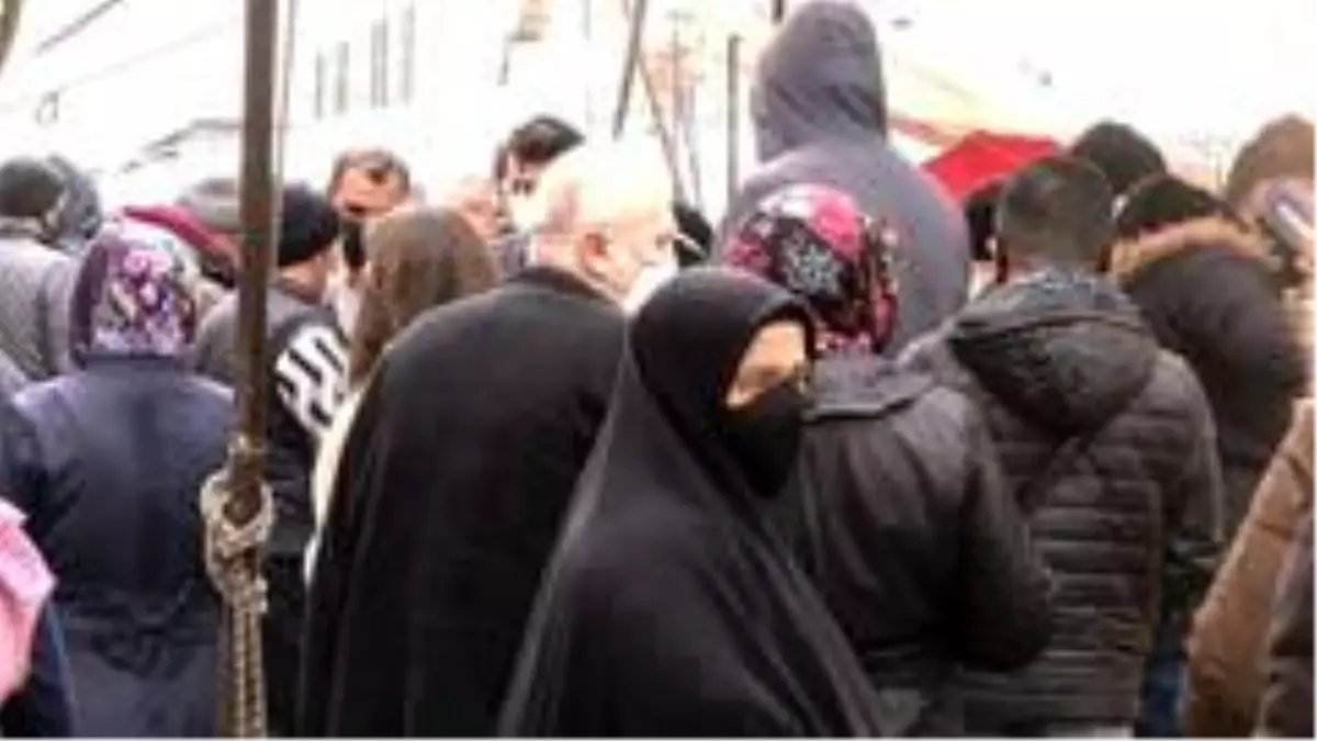 Pazarda sosyal mesafesiz, maskesiz alışveriş