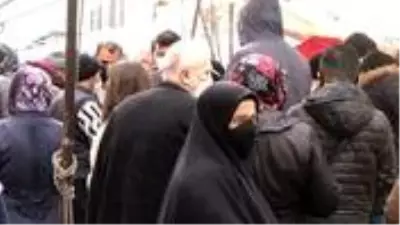 Koronavirüs tedbirleri hiçe sayıldı! Pazarda sosyal mesafesiz, maskesiz alışveriş Koronavirüs tedbirleri hiçe sayıldı! Pazarda sosyal mesafesiz, maskesiz alışveriş