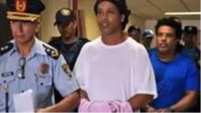 Ronaldinho hapishaneden ailesine videolu mesaj gönderdi Ronaldinho hapishaneden ailesine videolu mesaj gönderdi