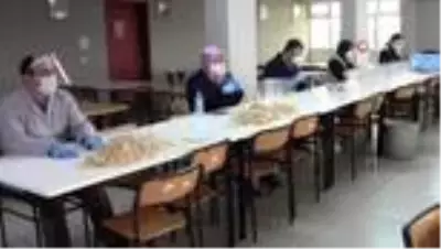 Sağlık çalışanları için siperli maske üretiyorlar Sağlık çalışanları için siperli maske üretiyorlar