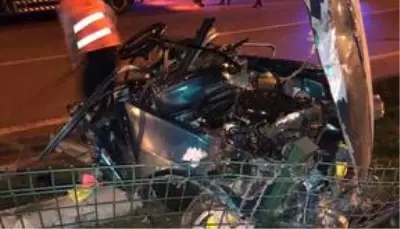 Samsun'da refüje çarpan otomobil ikiye bölündü: 1 ölü, 1 yaralı