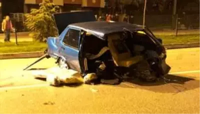 Samsun'da refüje çarpan otomobil ikiye bölündü: 1 ölü, 1 yaralı Samsun'da refüje çarpan otomobil ikiye bölündü: 1 ölü, 1 yaralı