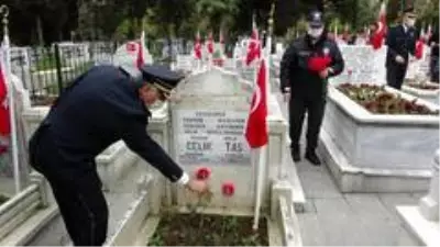 Şehitlikte koronaya karşı sosyal mesafe korunarak tören düzenlendi