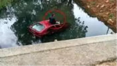 Sürücü, dereye uçan otomobilinin üzerine oturup kurtarılmayı bekledi Sürücü, dereye uçan otomobilinin üzerine oturup kurtarılmayı bekledi