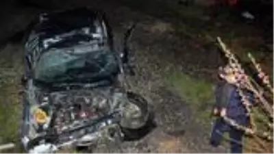 Takla atıp şarampole yuvarlanan aracın sürücüsü, ağır yaralı kurtuldu Takla atıp şarampole yuvarlanan aracın sürücüsü, ağır yaralı kurtuldu