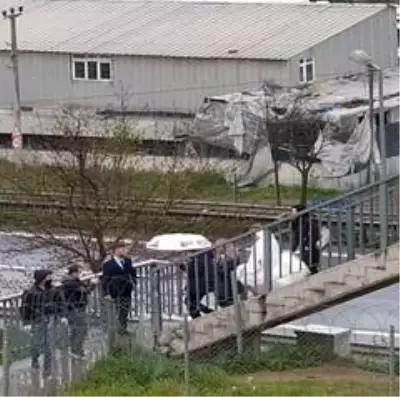 Korona nedeniyle şehir değiştiremeyen damat, gelini üst geçitten aldı Korona nedeniyle şehir değiştiremeyen damat, gelini üst geçitten aldı