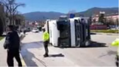 22 ton ip yüklü tır kavşakta refüje çarpıp devrildi
