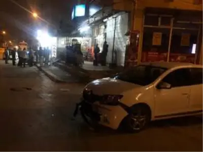 Adana'da otomobil, bir araca çarptıktan sonra kasap dükkanına girdi Adana'da otomobil, bir araca çarptıktan sonra kasap dükkanına girdi