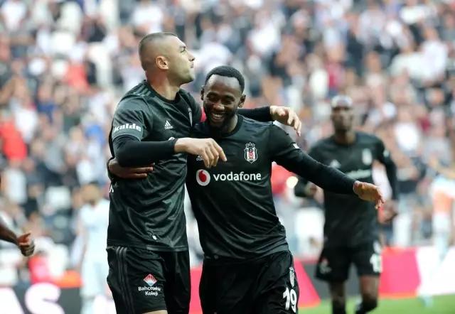 Burak Yılmaz ve N'Koudou'nun güldüren diyaloğu: Ben sana pas veriyorum, sen atamıyorsun Burak Yılmaz ve N'Koudou'nun güldüren diyaloğu: Ben sana pas veriyorum, sen atamıyorsun