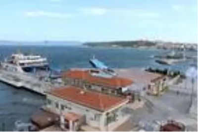 Çanakkale'de fırtına feribot seferlerini etkiliyor