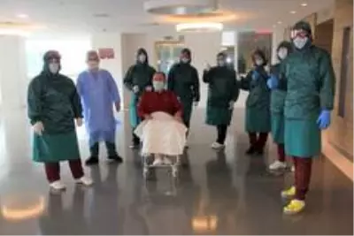 Doktorların umudunu kestiği korona hastası alkışlarla taburcu oldu