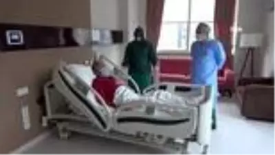 Doktorların umudunu kestiği korona hastası alkışlarla taburcu oldu Doktorların umudunu kestiği korona hastası alkışlarla taburcu oldu