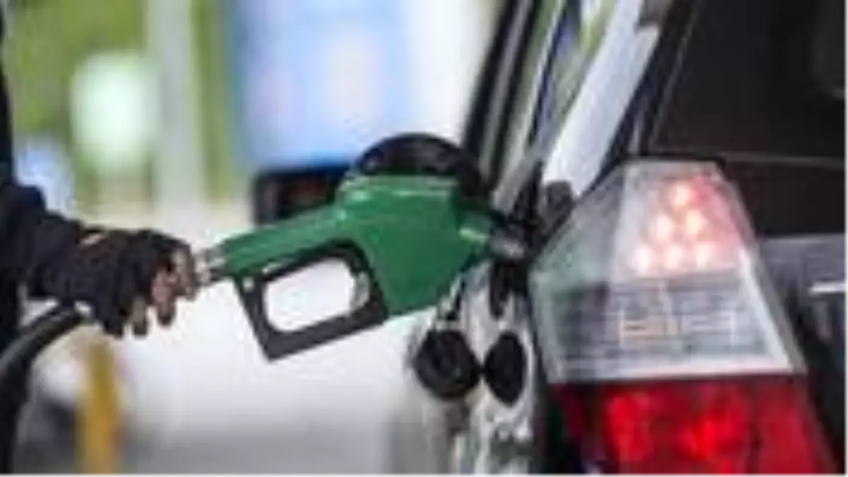 Araç sahipleri dikkat! Dün zam yapılan benzine bugün indirim geliyor